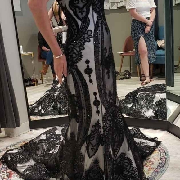 Elegant Black Lace Evening Gown - Picture 3 of 4